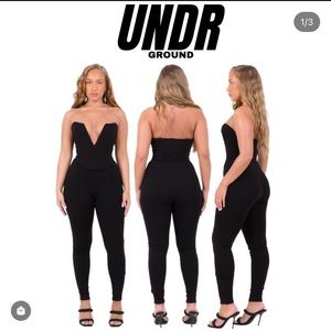 Unworn BLACK 2 PIECE V NECK PLUNGE CORSET
TOP AND FRONT PANEL LEGGINGS